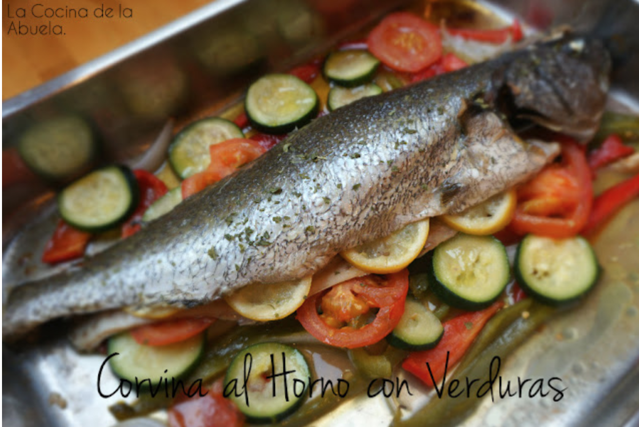 Corvina al horno con verduras y guisantes con tomate